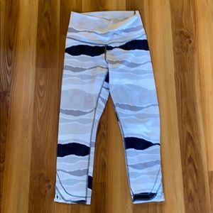 EUC Lululemon hi waist crops 6
